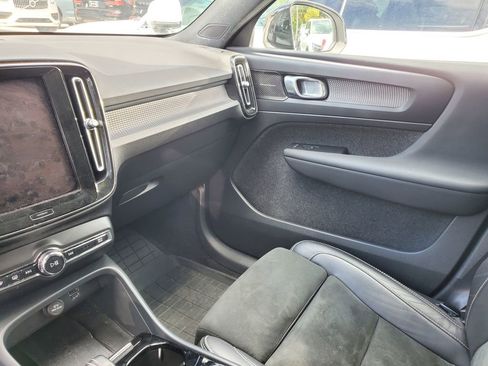 Certified 2022 Volvo XC40 T5 R-Design w/ Protection Package Premier image 21