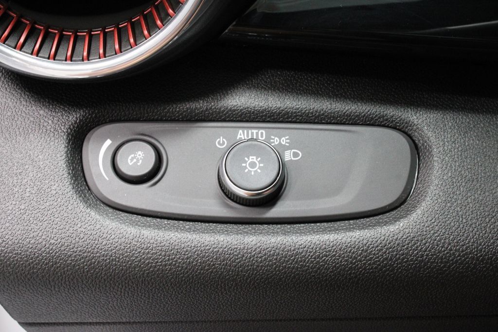 Used 2024 Chevrolet Trax RS w/ Sunroof Package FWD image 26