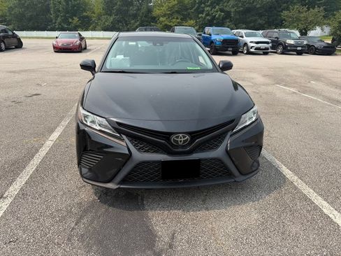 Used 2019 Toyota Camry SE FWD image 2