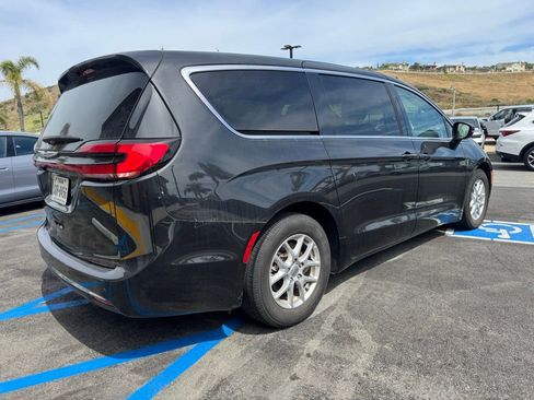 Certified 2023 Chrysler Pacifica Touring-L image 5