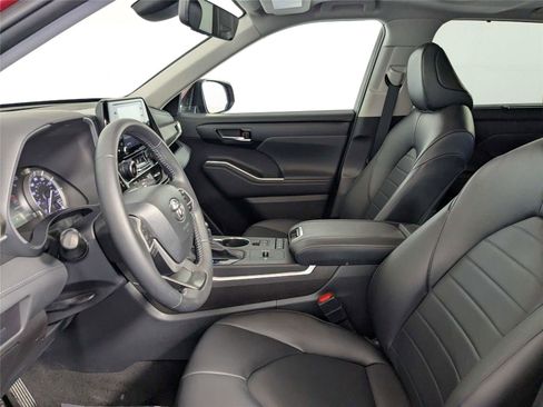 Used 2022 Toyota Highlander XLE image 12