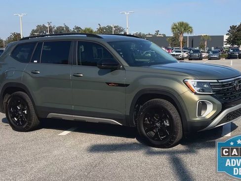 Used 2025 Volkswagen Atlas Peak Edition SE image 2