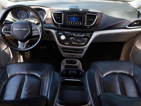 Used 2019 Chrysler Pacifica Touring-L FWD image 20