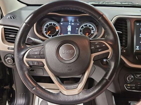Used 2017 Jeep Cherokee Limited AWD/4WD image 2