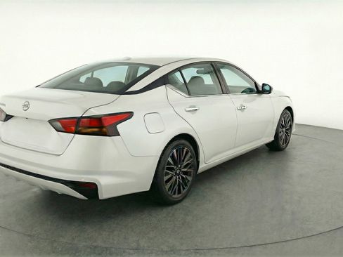 Used 2025 Nissan Altima 2.5 SV image 9