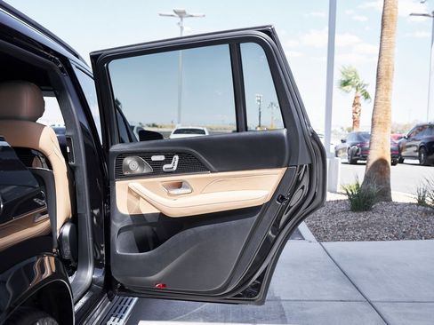 Used 2025 Mercedes-Benz GLS 580 4MATIC image 13