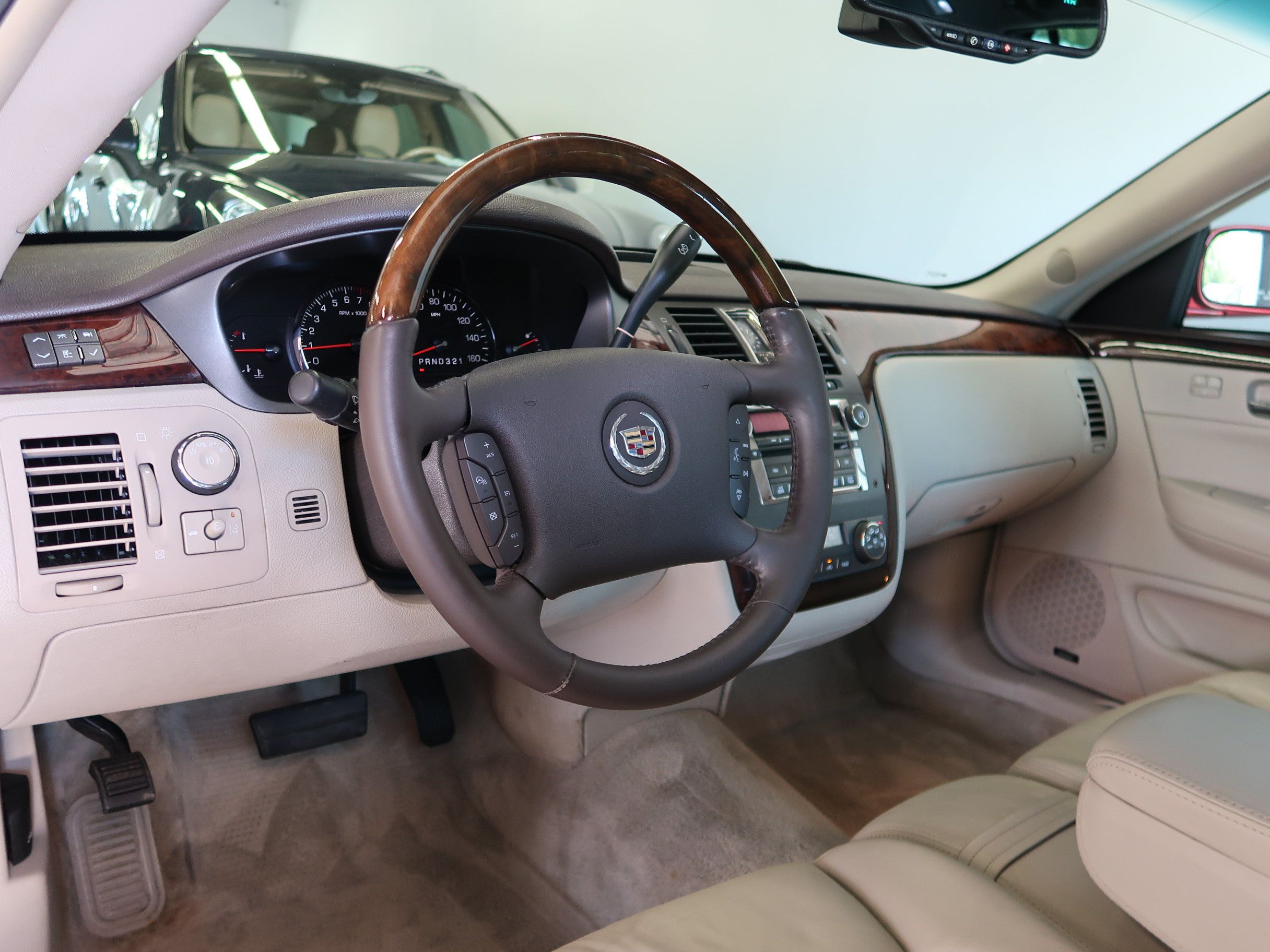 Used 2009 Cadillac DTS FWD image 31