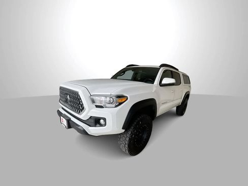 Certified 2018 Toyota Tacoma TRD Off-Road AWD/4WD image 4