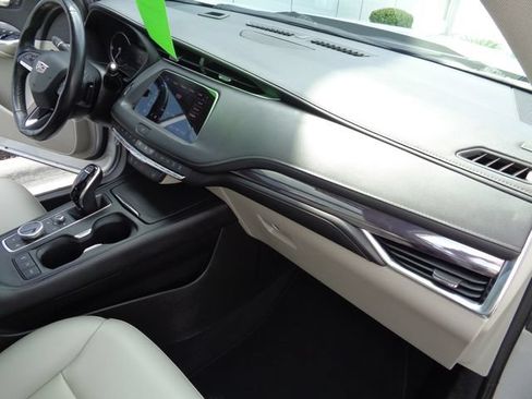 Used 2021 Cadillac XT4 Luxury w/ Cold Weather Package FWD image 24