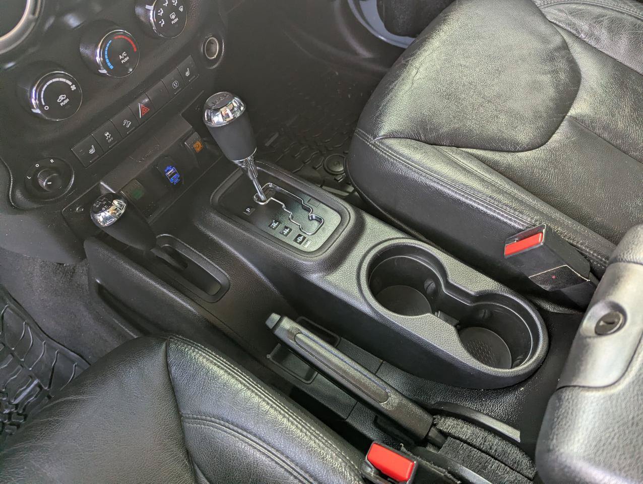 Used 2014 Jeep Wrangler Unlimited Sahara w/ Connectivity Group AWD/4WD image 16