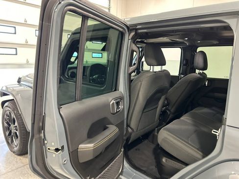 Used 2025 Jeep Wrangler Unlimited Sahara AWD/4WD image 31