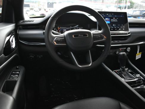 Used 2026 Jeep Compass Latitude AWD/4WD image 17