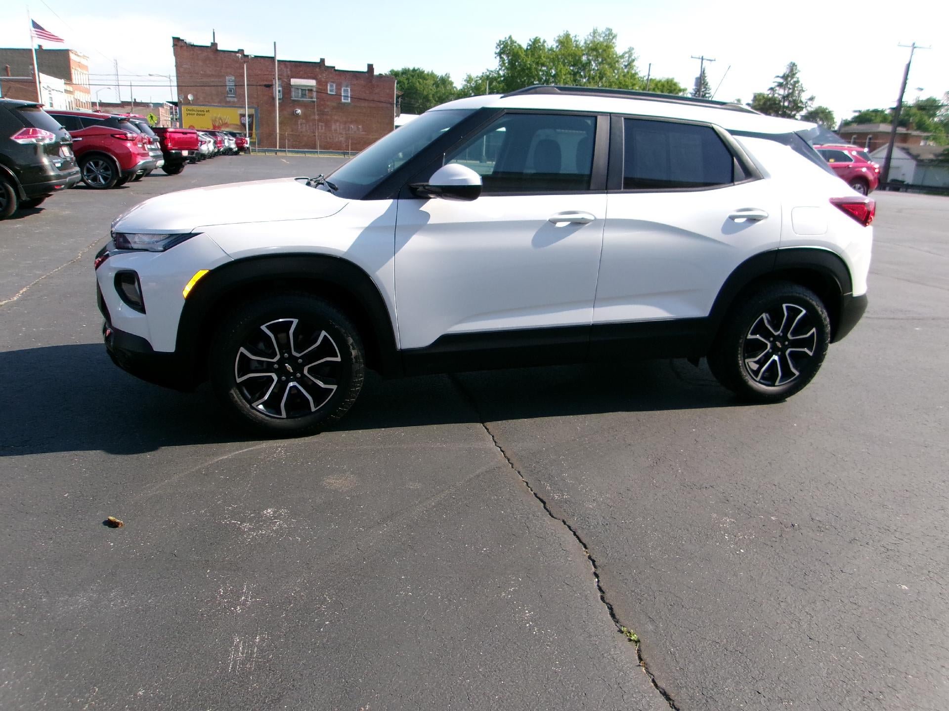 Used 2023 Chevrolet TrailBlazer ACTIV w/ Sun and Liftgate Package FWD image 1