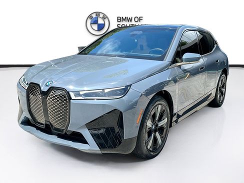 Used 2024 BMW iX xDrive50 w/ Premium Package AWD/4WD image 3