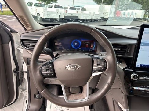 Used 2023 Ford Explorer Platinum w/ Technology Package AWD/4WD image 13