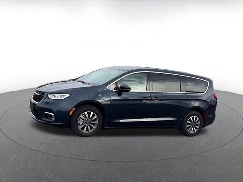 Used 2023 Chrysler Pacifica Touring-L image 8