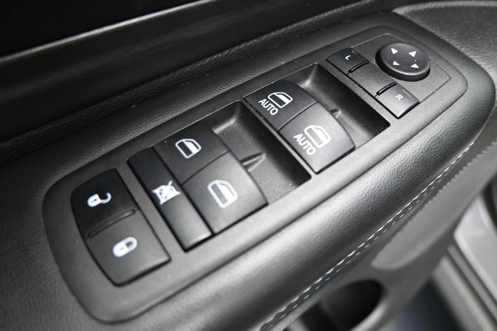 Used 2022 Dodge Durango SXT w/ Blacktop Package AWD/4WD image 11