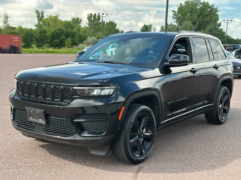 Used 2024 Jeep Grand Cherokee Altitude AWD/4WD image 4