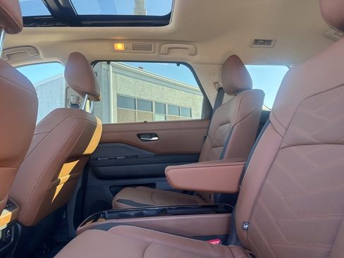 Certified 2025 Nissan Pathfinder Platinum image 38