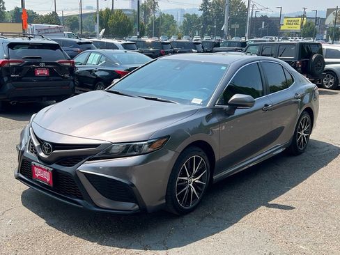 Used 2022 Toyota Camry SE w/ Carpet Mat Package (TMS) FWD image 4