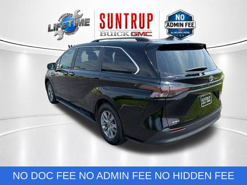 Used 2025 Toyota Sienna XLE FWD image 3