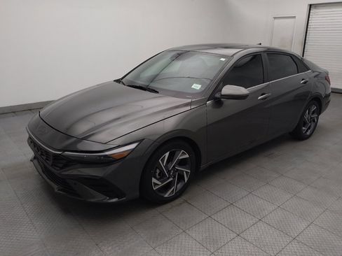 Used 2025 Hyundai Elantra Limited FWD image 2