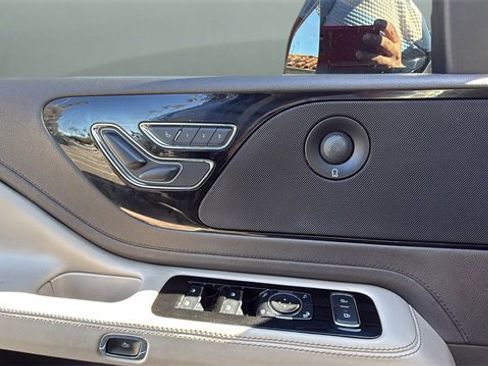 Used 2023 Lincoln Aviator Reserve w/ Equipment Group 201A image 16