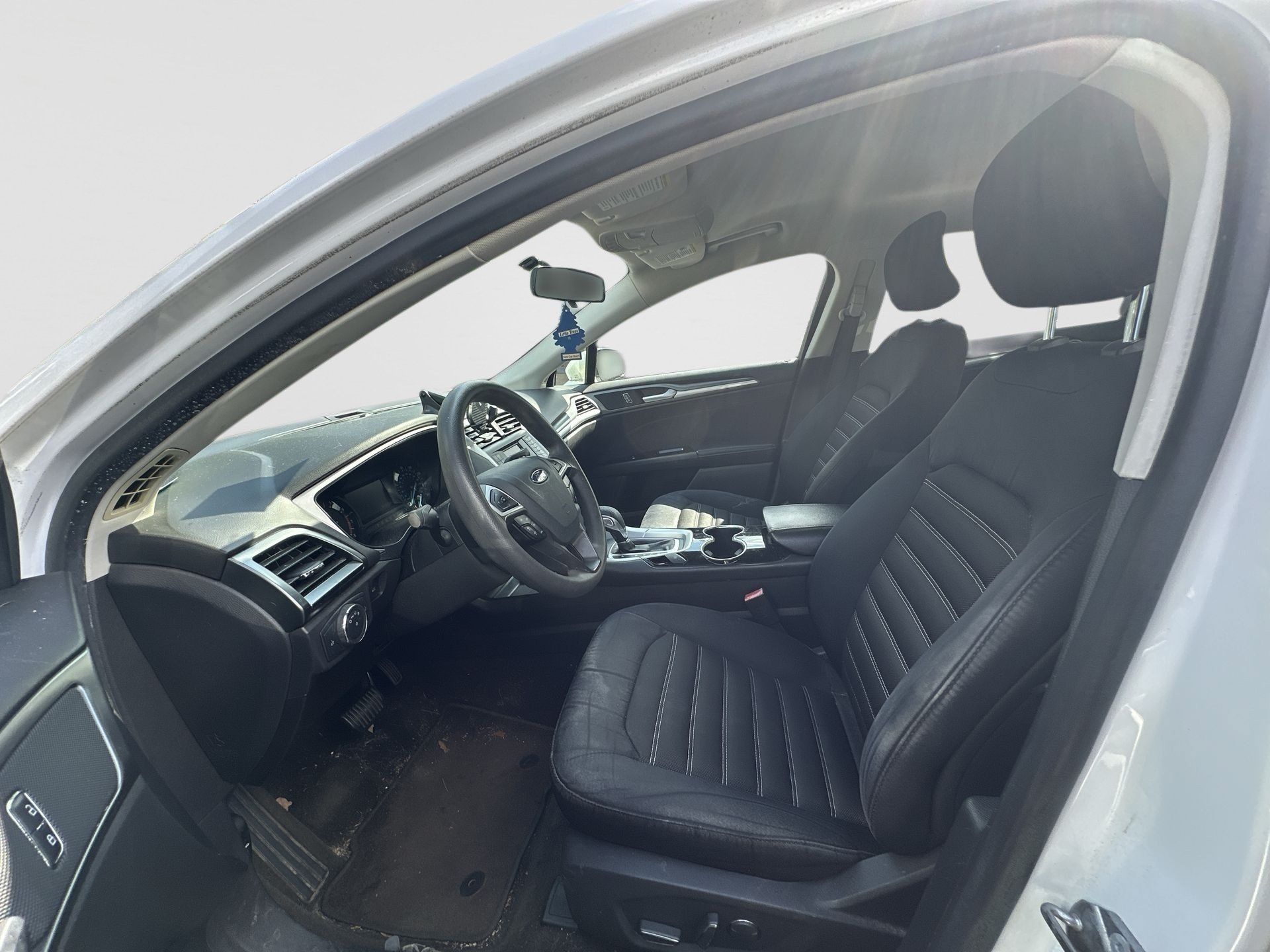 Used 2015 Ford Fusion SE FWD image 2