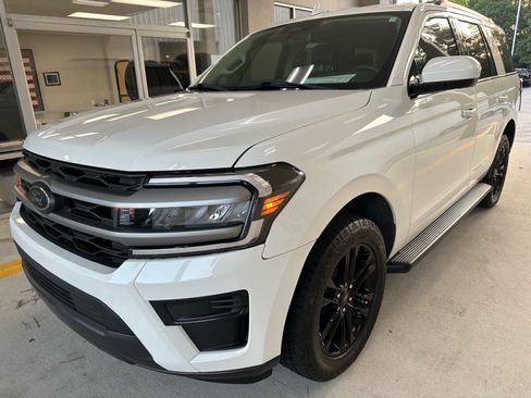 Certified 2024 Ford Expedition XLT RWD image 3
