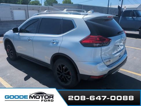 Used 2017 Nissan Rogue SV AWD/4WD image 3