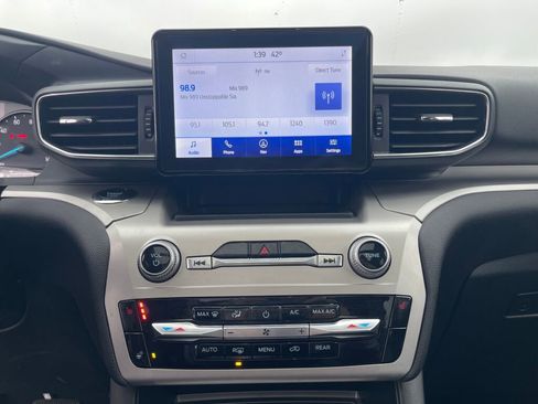 Used 2022 Ford Explorer XLT w/ Equipment Group 202A image 8