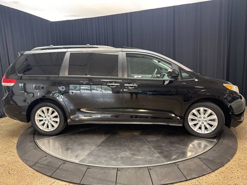 Used 2011 Toyota Sienna XLE w/ Premium Pkg AWD/4WD image 7