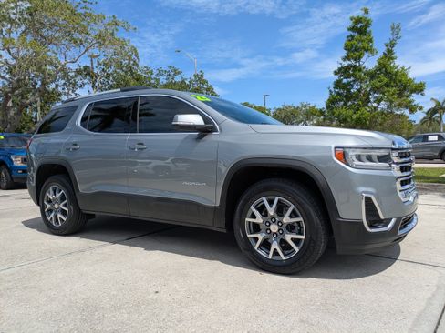 Used 2023 GMC Acadia SLT FWD image 2