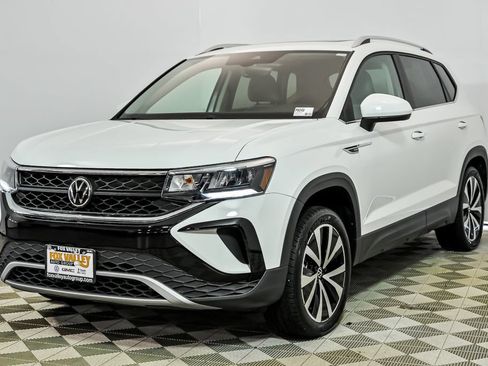 Certified 2023 Volkswagen Taos SE w/ Panoramic Sunroof Package FWD image 5