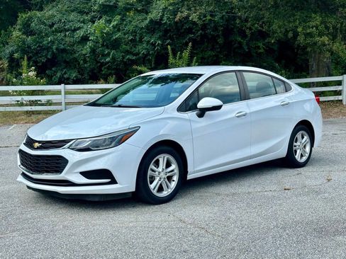 Used 2017 Chevrolet Cruze LT w/ Convenience Package FWD image 3