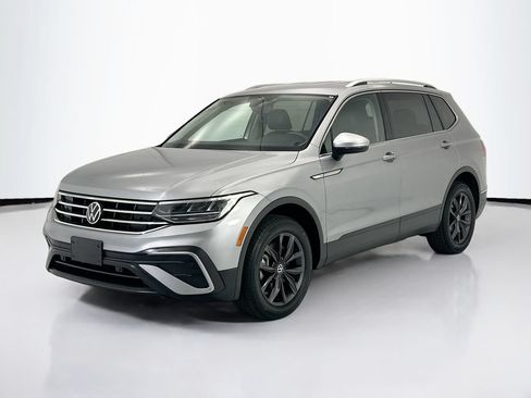 Used 2023 Volkswagen Tiguan SE FWD image 1