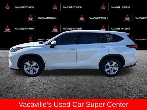 Used 2023 Toyota Highlander L FWD image 3