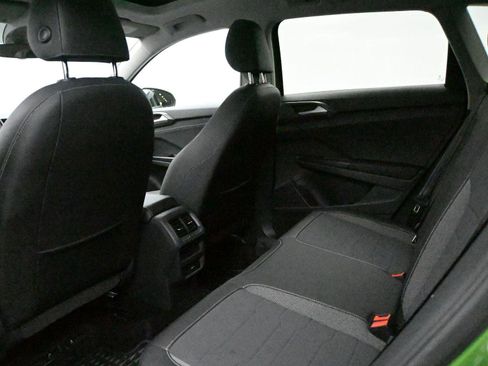 Certified 2025 Volkswagen Taos SE image 10