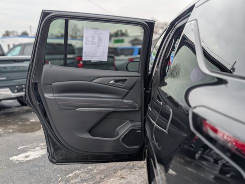 Used 2025 Chevrolet Traverse RS image 34