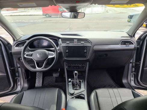 Used 2024 Volkswagen Tiguan SE image 11