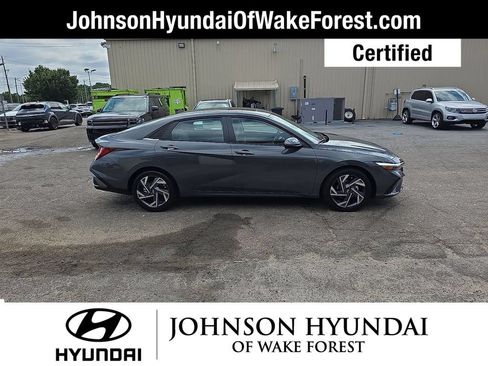 Used 2025 Hyundai Elantra Limited FWD image 12