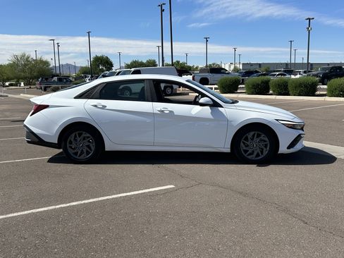 Used 2024 Hyundai Elantra SEL image 6