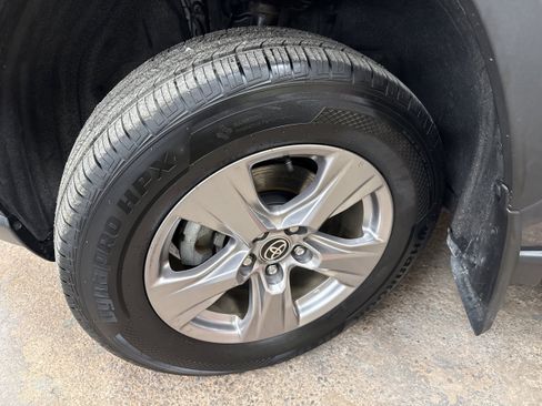 Used 2022 Toyota RAV4 XLE w/ Convenience Package image 4