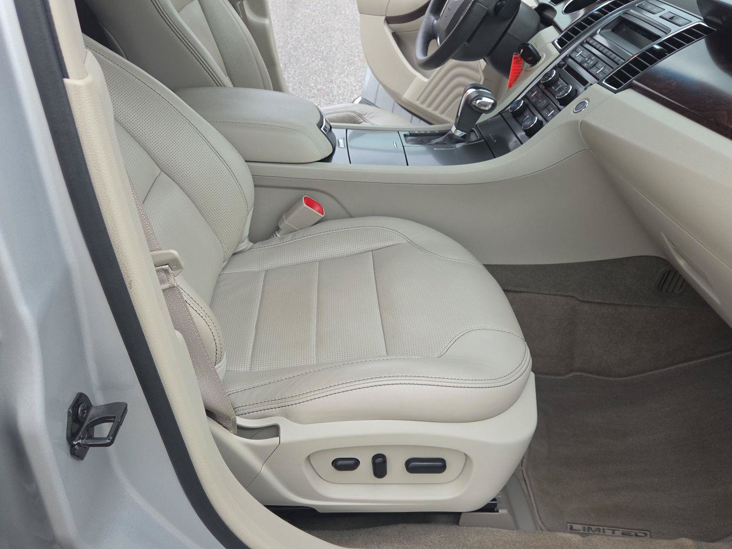 Used 2012 Ford Taurus Limited AWD/4WD image 16