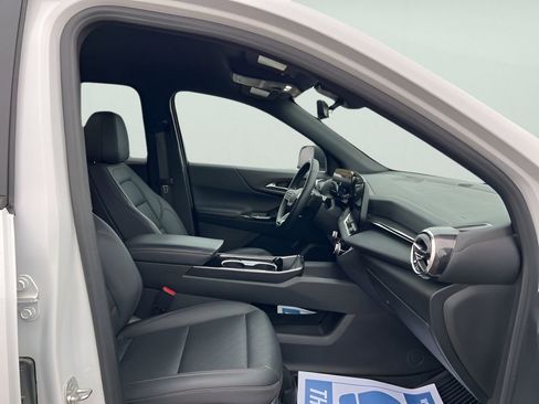 Used 2025 Chevrolet Equinox LT w/ Convenience Package II image 11