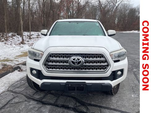 Used 2016 Toyota Tacoma TRD Off-Road image 2