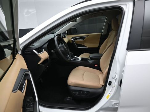 Used 2025 Toyota RAV4 XLE image 9