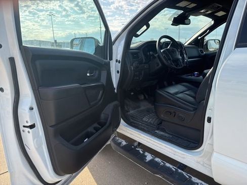 Used 2021 Nissan Titan PRO-4X w/ Pro-4x Convenience Package image 9