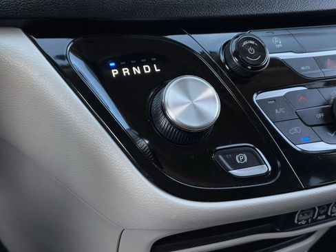 Used 2023 Chrysler Voyager LX image 19