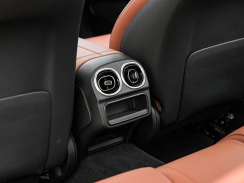 Used 2022 Mercedes-Benz C 300 Sedan w/ Exclusive Trim Package image 40